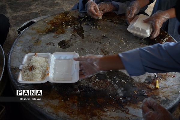 توزیع غذا تبرکی در شهرستان خوسف