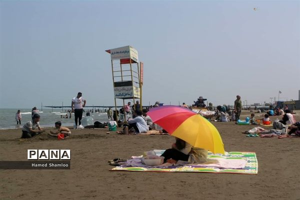 مسافران بی‌اعتنا به کرونا در ساحل بابلسر