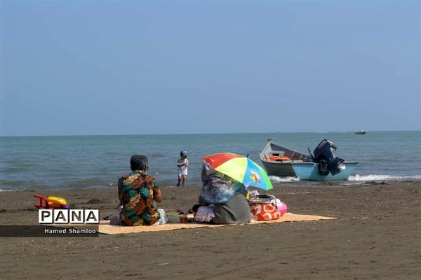 مسافران بی‌اعتنا به کرونا در ساحل بابلسر