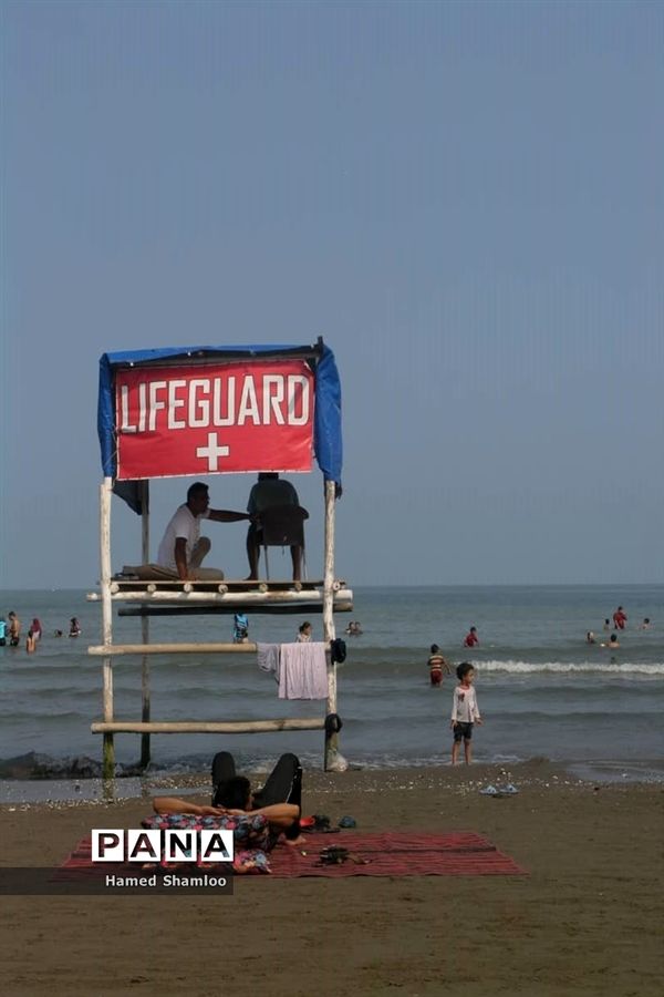 مسافران بی‌اعتنا به کرونا در ساحل بابلسر