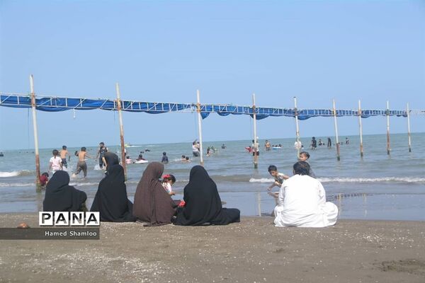 مسافران بی‌اعتنا به کرونا در ساحل بابلسر