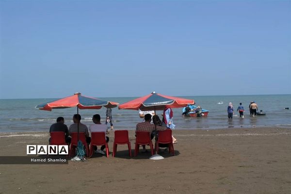 مسافران بی‌اعتنا به کرونا در ساحل بابلسر