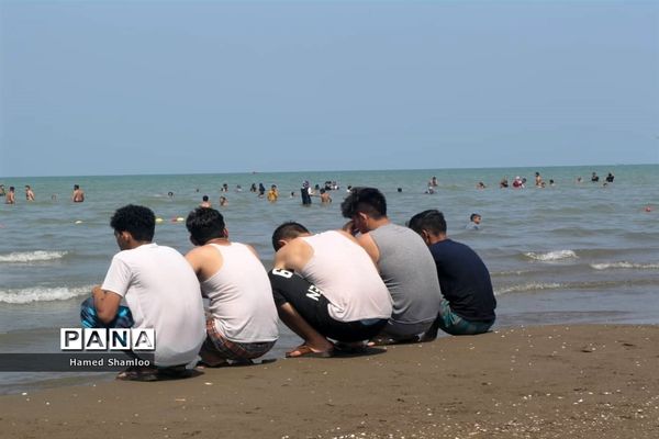 مسافران بی‌اعتنا به کرونا در ساحل بابلسر