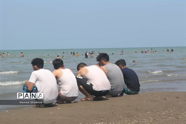 مسافران بی‌اعتنا به کرونا در ساحل بابلسر