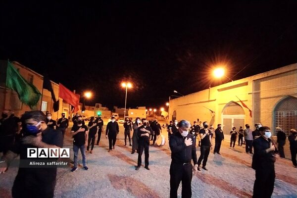 برافراشتن علم عزای حسین(ع)با رعایت پروتکل‌های بهداشتی در اردستان