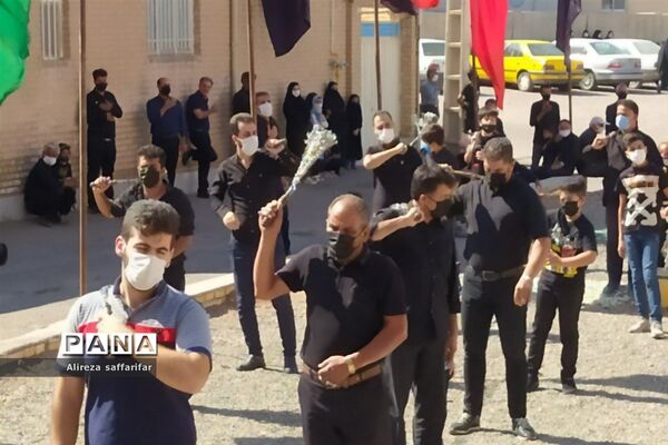 برافراشتن علم عزای حسین(ع)با رعایت پروتکل‌های بهداشتی در اردستان