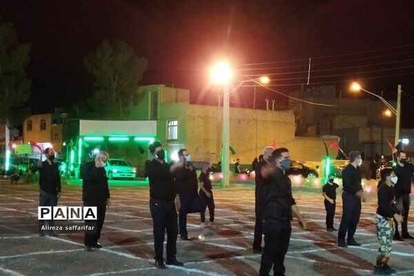 برافراشتن علم عزای حسین(ع)با رعایت پروتکل‌های بهداشتی در اردستان