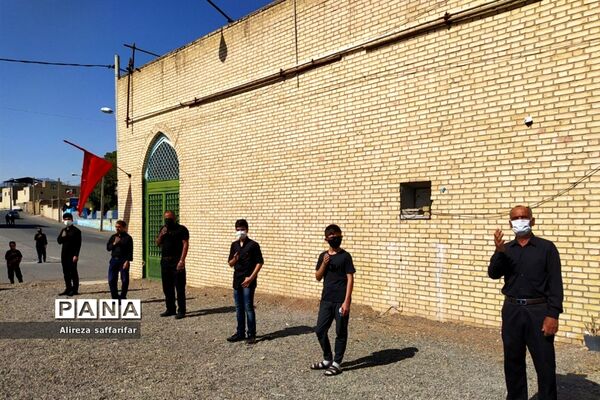 برافراشتن علم عزای حسین(ع)با رعایت پروتکل‌های بهداشتی در اردستان