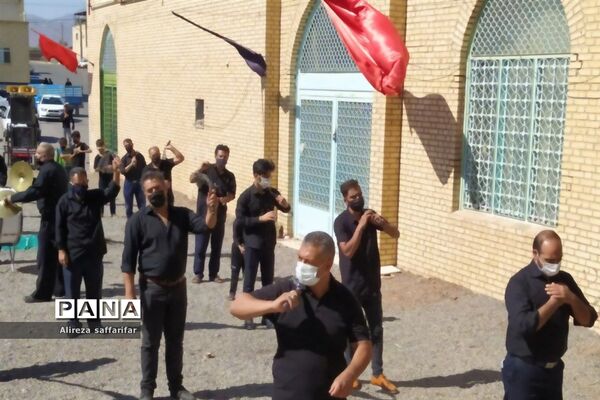 برافراشتن علم عزای حسین(ع)با رعایت پروتکل‌های بهداشتی در اردستان