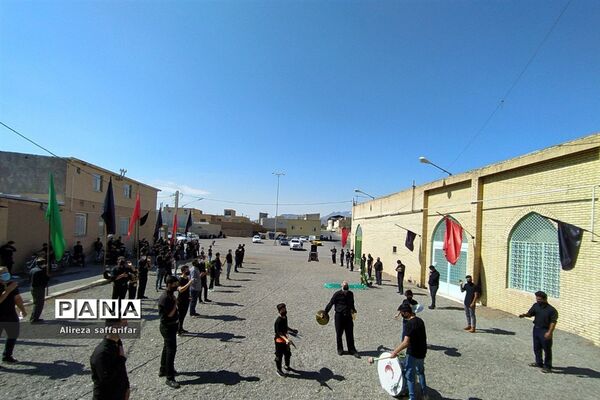 برافراشتن علم عزای حسین(ع)با رعایت پروتکل‌های بهداشتی در اردستان
