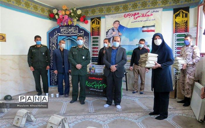 300 بسته لوازم تحریر برای دانش‌آموزان نیازمند محمودآباد تهیه شد