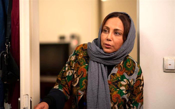 ماتیک مخملی بر روی میز تدوین