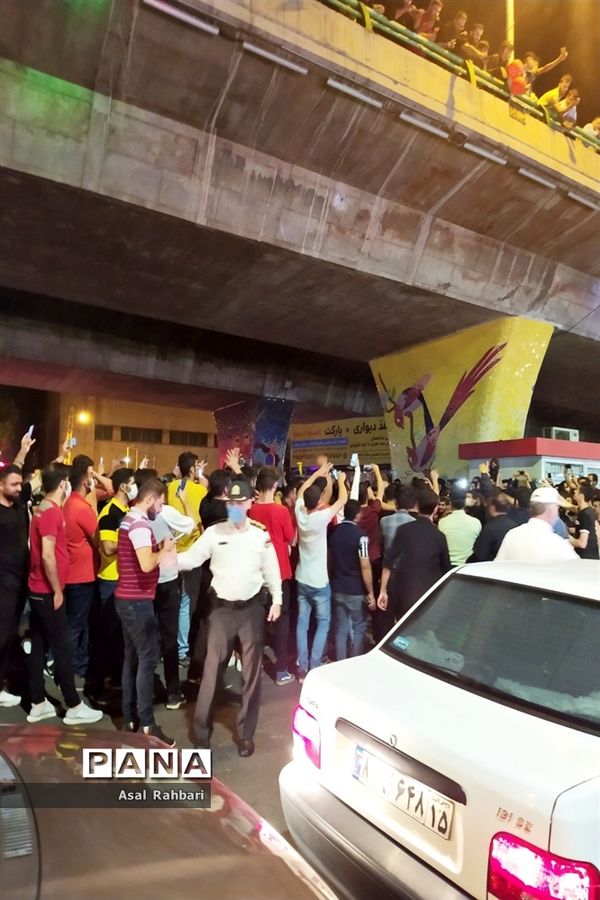 شادى  مردم در خیابان هاى تبریز بعد از قهرمانى تراکتور