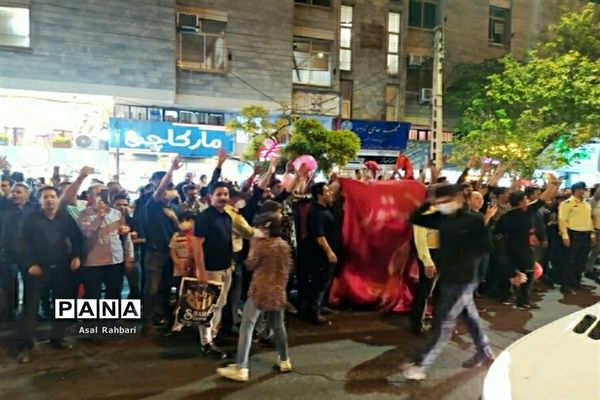 شادى  مردم در خیابان هاى تبریز بعد از قهرمانى تراکتور