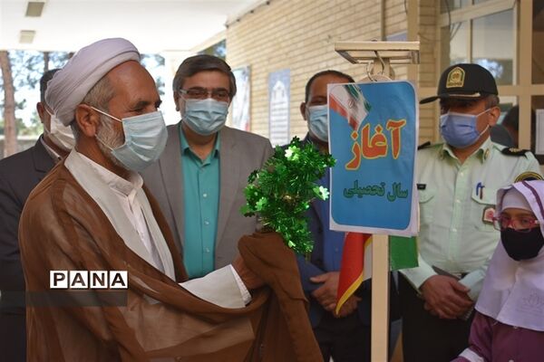 نواختن زنگ آغاز سال تحصیلی جدید درمدارس بهاباد