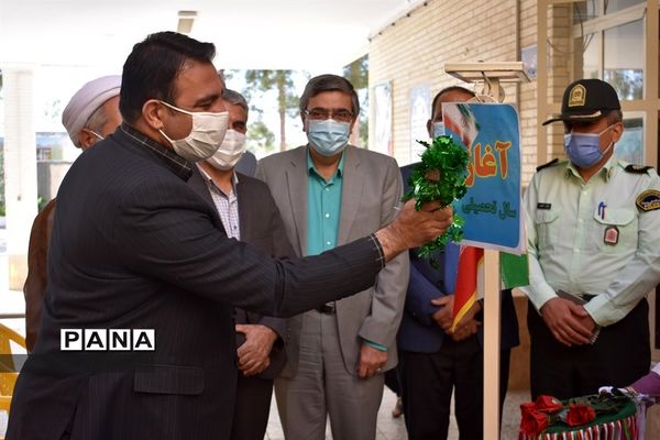 نواختن زنگ آغاز سال تحصیلی جدید درمدارس بهاباد