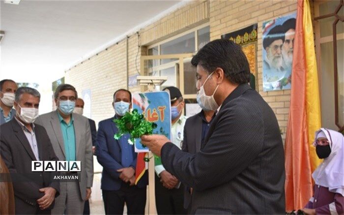 زنگ آغاز سال تحصیلی جدید با رعایت پروتکل بهداشتی و فاصله گذاری دربهاباد  نواخته شد