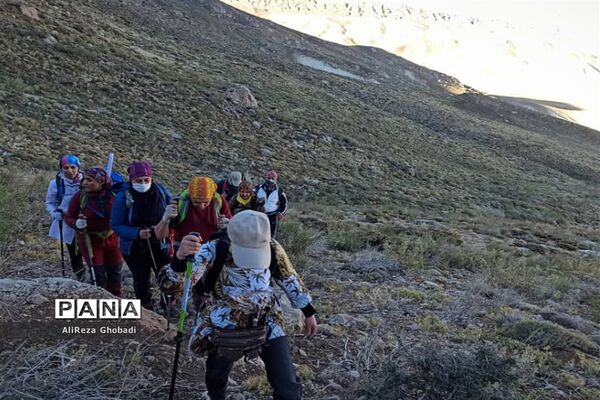 صعود به قله رُنج توسط فرهنگیان فارس