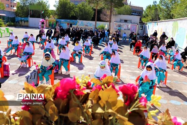 زنگ شکوفه ها در مدارس آباده