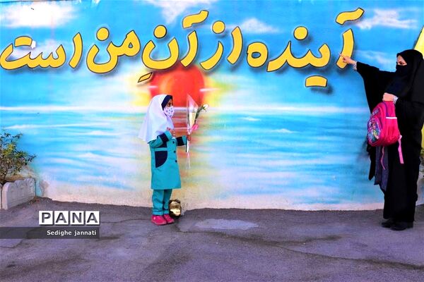 زنگ شکوفه ها در مدارس آباده