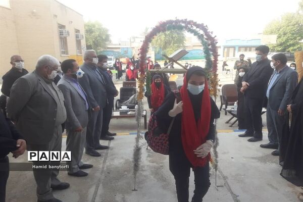 نواختن زنگ آغازسال تحصیلی ۱۴۰۰_۹۹درمدارس شهرستان حمیدیه