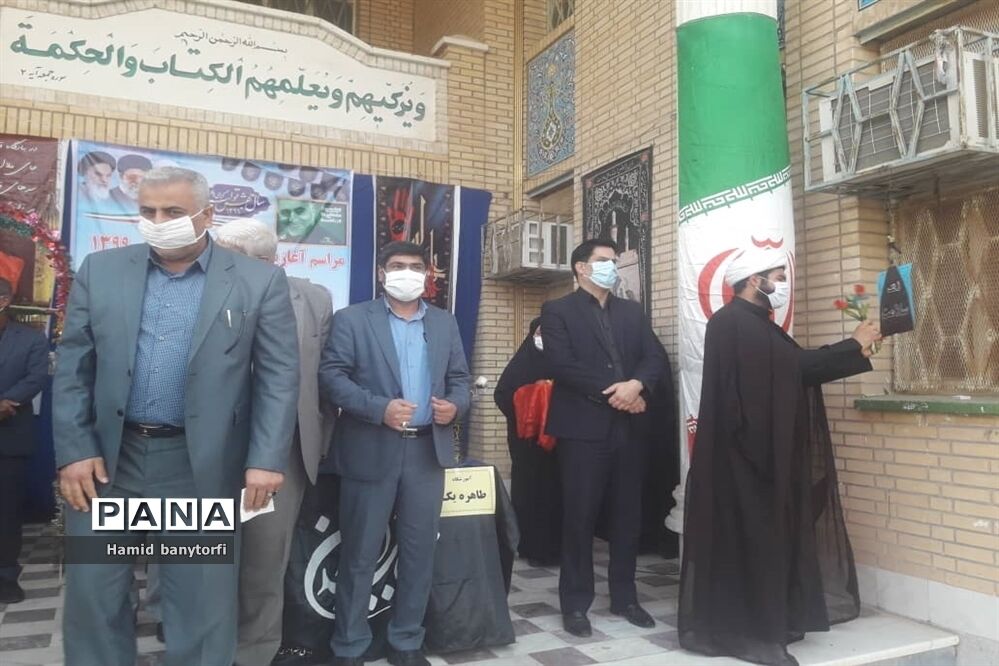 نواختن زنگ آغازسال تحصیلی ۱۴۰۰_۹۹درمدارس شهرستان حمیدیه