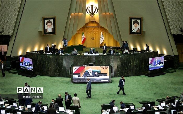 دُرِّ بی‌‌مشتری در میدان سبز بهارستان