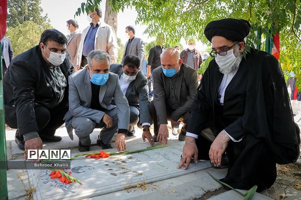 مراسم گلباران مزار شهدای هفدهم شهریور