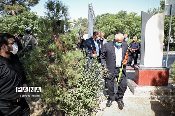 مراسم گلباران مزار شهدای هفدهم شهریور