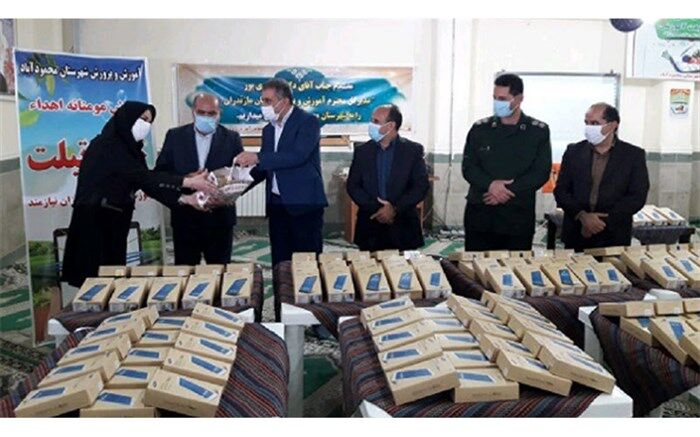 خیر مازندرانی ۳۰۰ تبلت به دانش‌آموزان نیازمند اهدا کرد