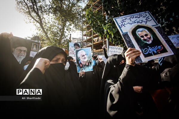 تجمع اعتراضی شهروندان تهرانی مقابل سفارت فرانسه