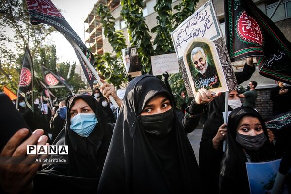 تجمع اعتراضی شهروندان تهرانی مقابل سفارت فرانسه