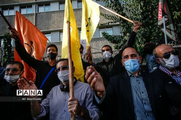 تجمع اعتراضی شهروندان تهرانی مقابل سفارت فرانسه