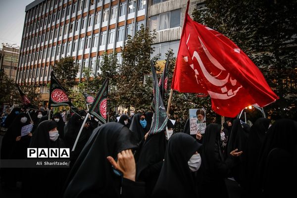 تجمع اعتراضی شهروندان تهرانی مقابل سفارت فرانسه