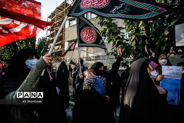 تجمع اعتراضی شهروندان تهرانی مقابل سفارت فرانسه