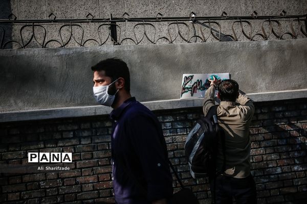 تجمع اعتراضی شهروندان تهرانی مقابل سفارت فرانسه