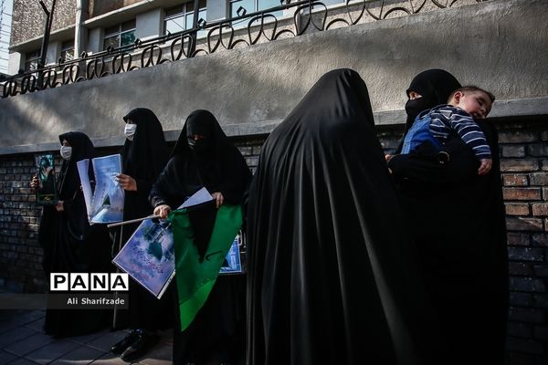 تجمع اعتراضی شهروندان تهرانی مقابل سفارت فرانسه