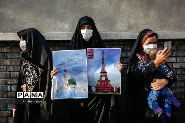 تجمع اعتراضی شهروندان تهرانی مقابل سفارت فرانسه