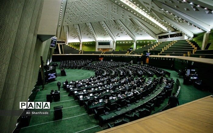 دژپسند و همتی مهمان جلسه غیرعلنی مجلس برای بررسی «بورس»