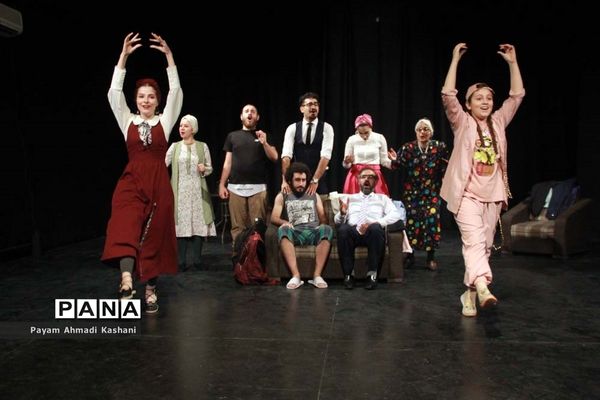 اجرای تئاتر «دوستان»