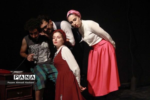 اجرای تئاتر «دوستان»