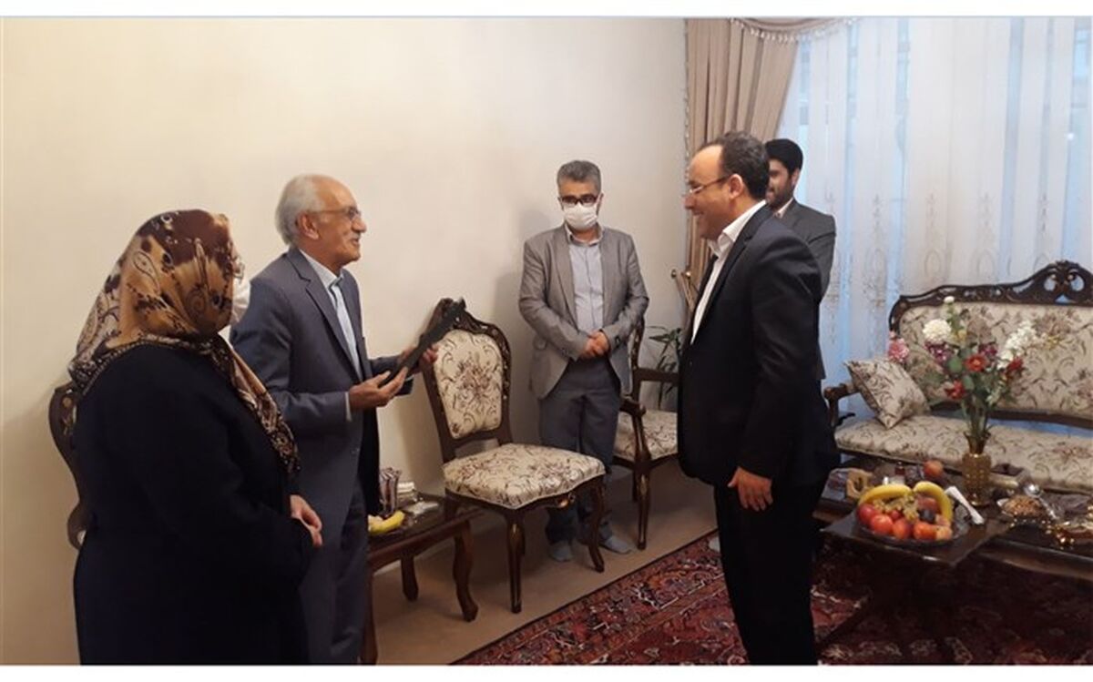 به داشتن چنین بازنشستگان فرهیخته و آگاهی می بالیم