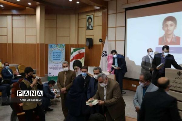 مراسم تجلیل از برگزیدگان مسابقات آزمایشگاهی بیرجند