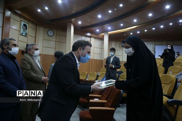 مراسم تجلیل از برگزیدگان مسابقات آزمایشگاهی بیرجند