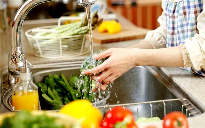 توصیه‌های کرونایی؛ اقلام خریداری شده را بدون تماس با سطوح منزل روی پارچه قرار دهید