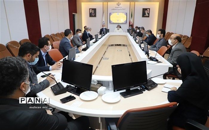 معلمان ایثارگران عرصه آموزش هستند