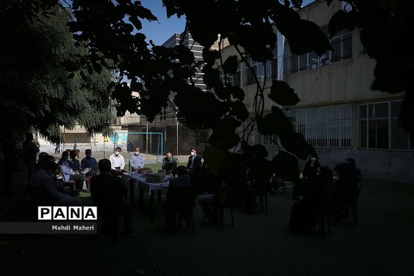 بازدید رئیس سازمان نوسازی مدارس کشور از مدرسه روحی شاد منطقه12