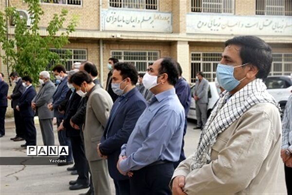ادای احترام همکاران اداره‌کل آموزش و پرورش خراسان شمالی به مقام شامخ شهدا