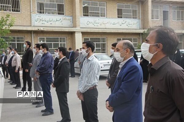 ادای احترام همکاران اداره‌کل آموزش و پرورش خراسان شمالی به مقام شامخ شهدا