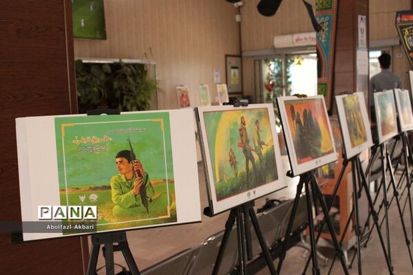 نمایشگاه نقاشی دفاع مقدس در ایستگاه راه‌آهن ساری